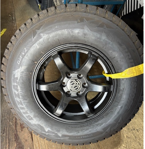 Pneus neufs Bridgestone Blizzak DM-V2 P265/70R16 (HIVER) pour Canyon et Colorado 2015 à 2021. #FB016576-1 (Monté sur Jantes #AGM661TMB-1)