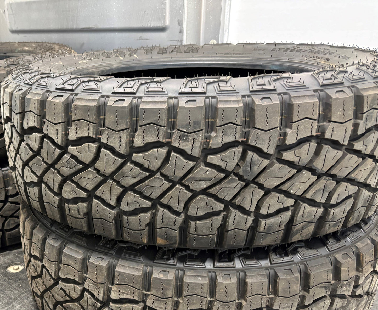 (USAGÉ) 4 Pneus LT265/60R20 Goodyear Wrangler Territory 6 plis. #LT265/60R20 GY Wrangler Territory 6 plis