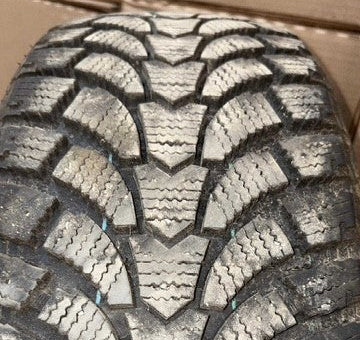 (USAGÉ) 4 Pneus Maxtrek Trek M900 ice 205/50R17 (HIVER), usure 10/32. # p205/50R17 Maxtrek Tek M900 ice