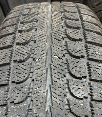 (USAGÉ) 2 Pneus Maxtrek 215/55r18 (HIVER), 9/32. #P215/55r18 maxtrek