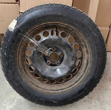 (USAGÉ) 4 Pneus Uniroyal Tiger Paw 215/60R16 (HIVER), usure 8/32 avec roues acier. Étaient sur Cruze 2011. # P215/60R16 Uniroyal Tiger Paw