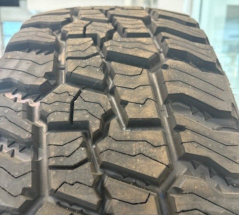 (NEUF) 4 Pneus toutes saisons Mickey Thompson BAJA BOSS A/T P275/60r20 (HOMOLOGUÉS HIVER). #049723