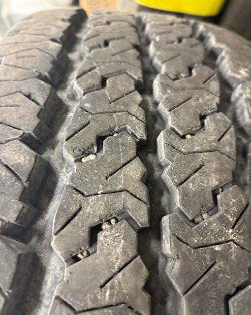 (USAGÉ) 4 Pneus Firestone Transforce AT LT265/70R17, usure 15/32 avec MAGS. Pour Sierra ou Silverado 2500. #LT265/70R17 Firestone Transforce AT + Mags