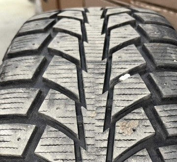(USAGÉ) 4 Pneus Uniroyal Tiger Paw 215/60R16 (HIVER), usure 8/32 avec roues acier. Étaient sur Cruze 2011. # P215/60R16 Uniroyal Tiger Paw