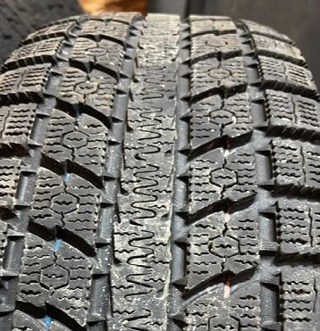 (USAGÉ) 2 PNEUS TOYO OBSERVE 255/65R18 (HIVER), USURE 6/32. #P255/65R18 TOYO OBSERVE H