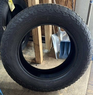 (USAGÉ) 3 Pneus Bridgestone Dueler 275/60R20, usure 7-8/32. # P275/60R20 Bridgestone Dueler