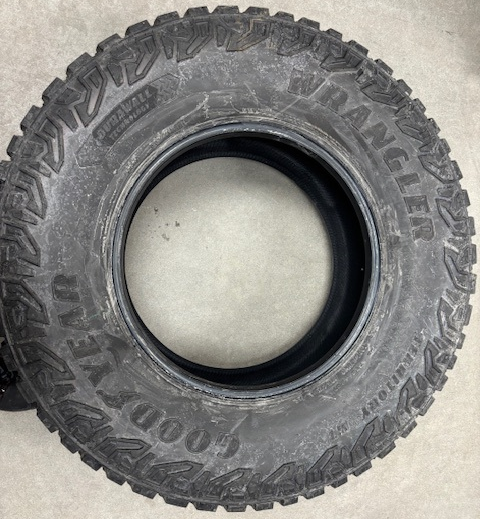 (TAKE OFF) 4 Pneus LT305/70R18 Goodyear Wrangler Territory MT. #LT305/70R18 Goodyear Wrangler Territory MT