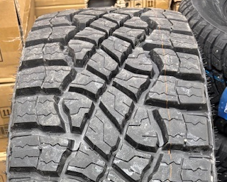 (TAKE OFF) 4 Pneus LT305/70R18 Goodyear Wrangler Territory MT. #LT305/70R18 Goodyear Wrangler Territory MT