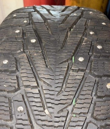 (USAGÉ) Pneus Nokian Nordman 255/55r18 cloutés (HIVER), usure 10/32. #P255/55R18 Nokian Nordman